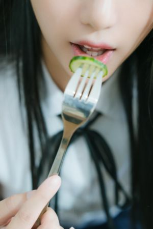 高h禁伦餐桌上的肉伦np